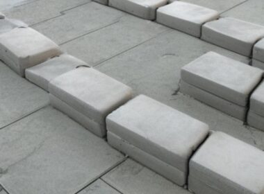 Czym kleimy bloczki betonowe?