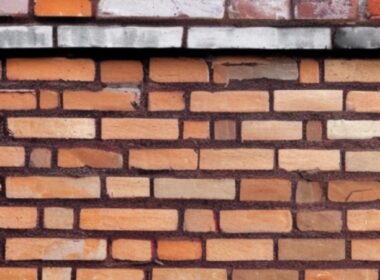 Jak wyczyścić stare cegły z zaprawy murarskiej?